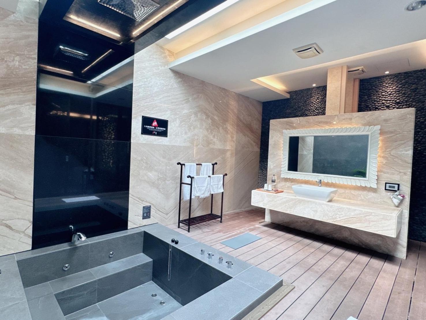 Orient Luxury Villa Motel Huwei Екстериор снимка