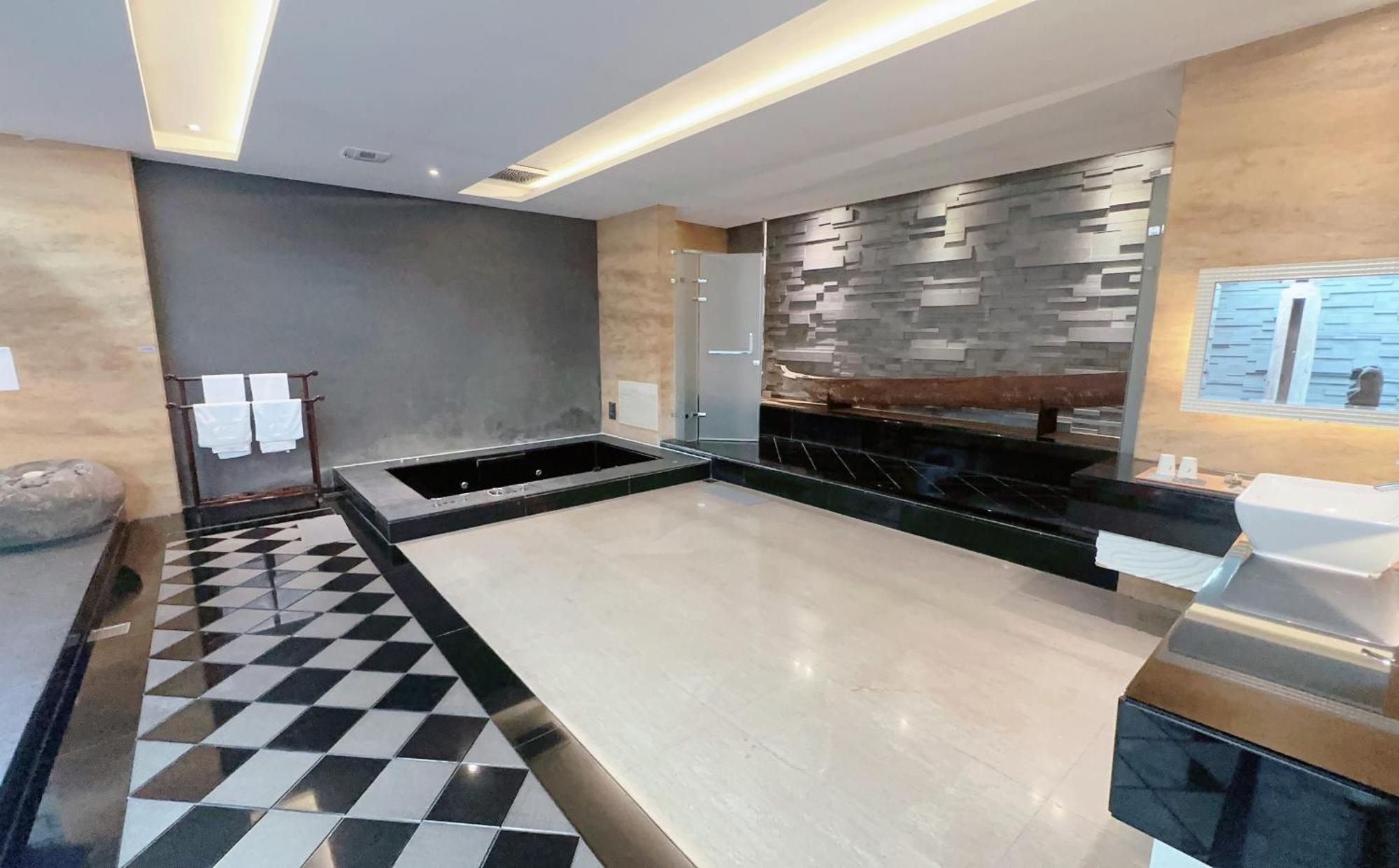Orient Luxury Villa Motel Huwei Екстериор снимка